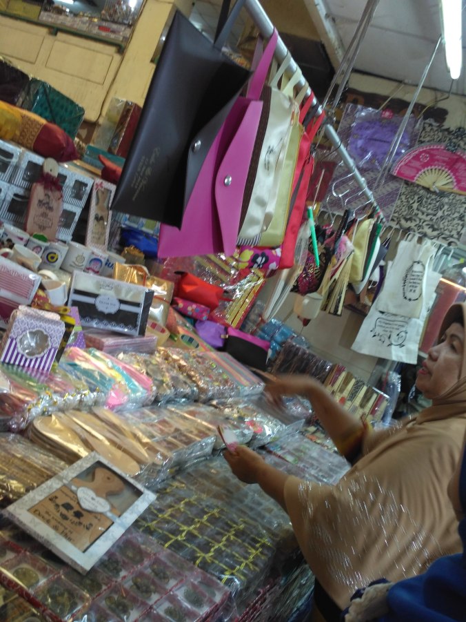 Hunting Souvenir Pernikahan di Pasar Jatinegara | Let Me Share My Story